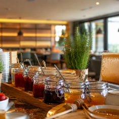 Frühstücksbuffet mit Marmeladen und Honig