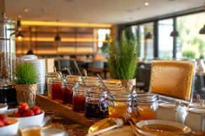 Frühstücksbuffet mit Marmeladen und Honig