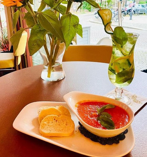 Lloyd's Café & Bar Dresden empfiehlt Gurkenlimo und Tomatensüppchen!