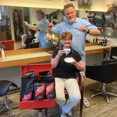 Dresdens Promifriseur Maestro Knievel gibt es jetzt auch als Kaffee