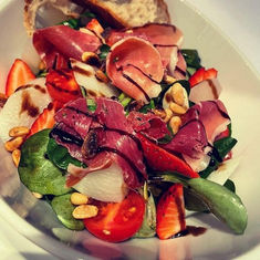 Johanna am Neumarkt empfiehlt Spargelsalat mit Erdbeeren!