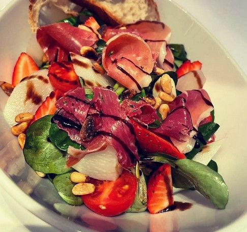 Johanna am Neumarkt empfiehlt Spargelsalat mit Erdbeeren!