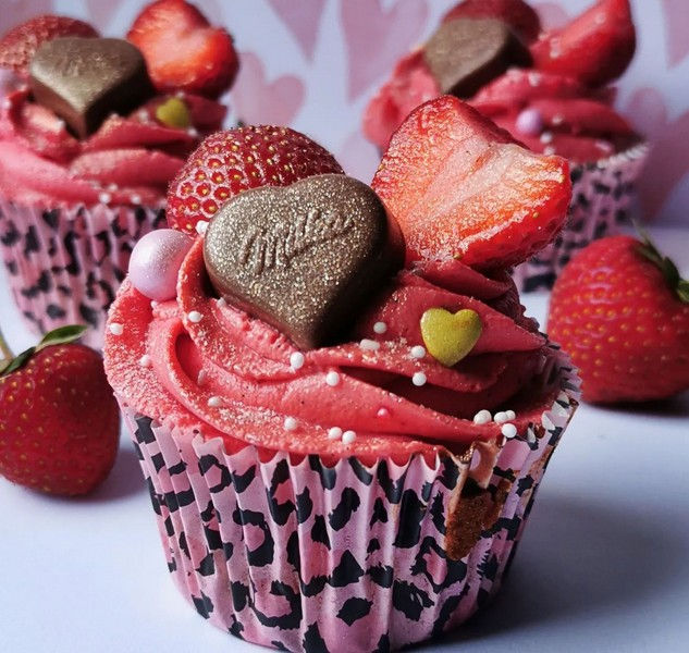 Lust auf Dresden Autorin Sandra backt Erdbeer-Cupcakes