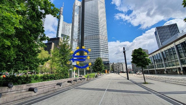 Der Leitzins der EZB hat in vielen Bereichen Auswirkungen auf die Wirtschaft und einzelne Konsumenten. pixabay.de © oberaichwald CCO Public Domain