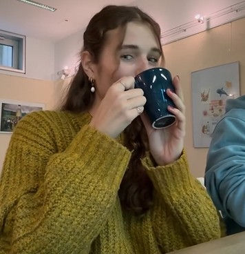 Lisa trinkt Kaffee im Studentencafé Ascii