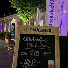 Frisch gezapftes zum Start des Oktoberfestes im Stadtwaldschlösschen im italienischen Dörfchen!