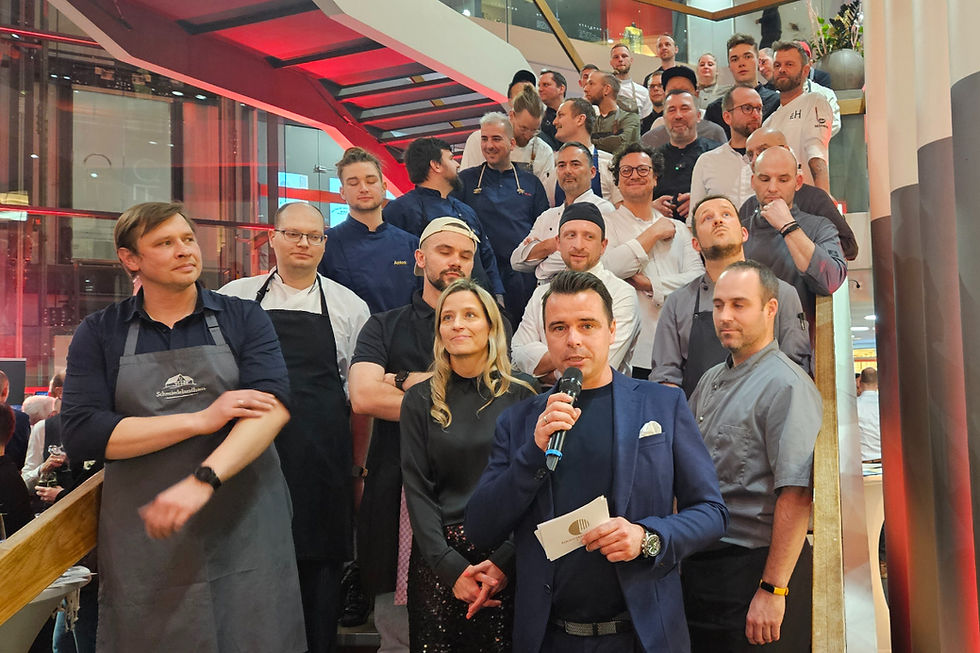 Teilnehmer der Kochsternstunden auf der Treppe im QF an der Frauenkirche