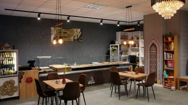 Hell und doch gemütlich eingerichtet.