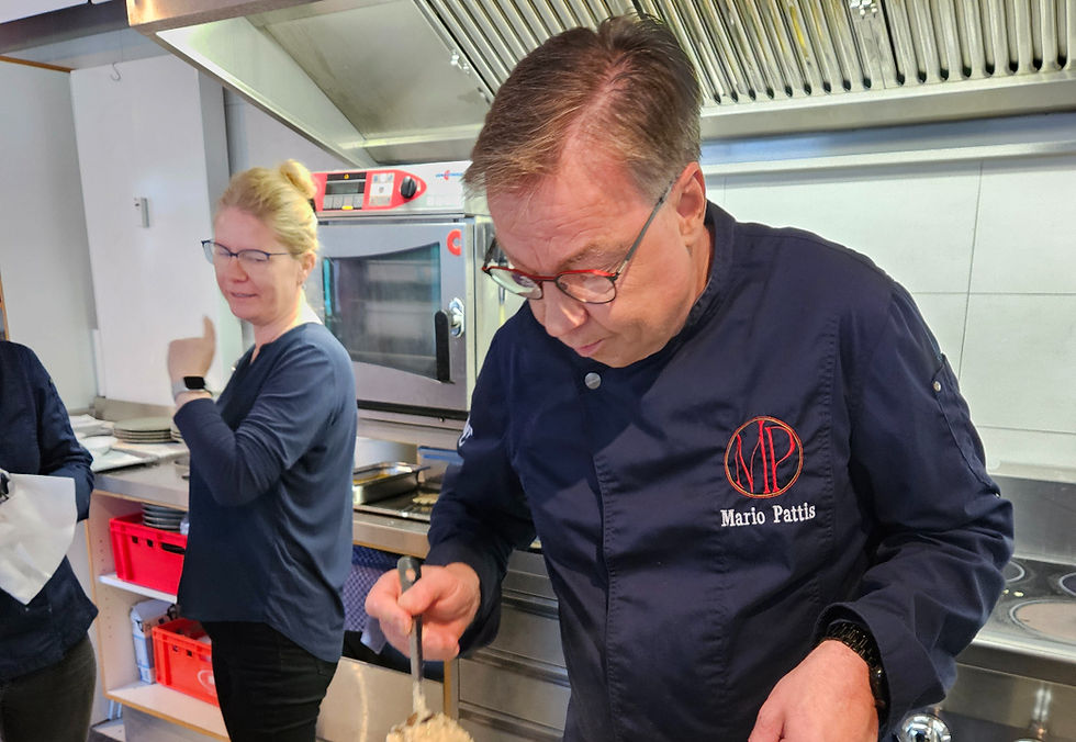 Mario Pattis bei der Speisenzubereitung