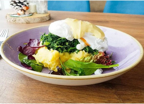 pochiertes Ei mit Spinat, Sauce Hollandaise und Kartoffelpürree