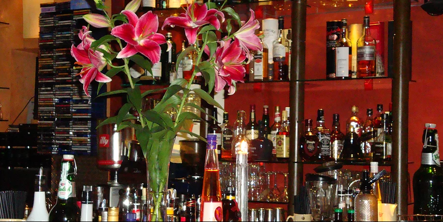 Den Abend mit Freunden in Frank's Bar genießen