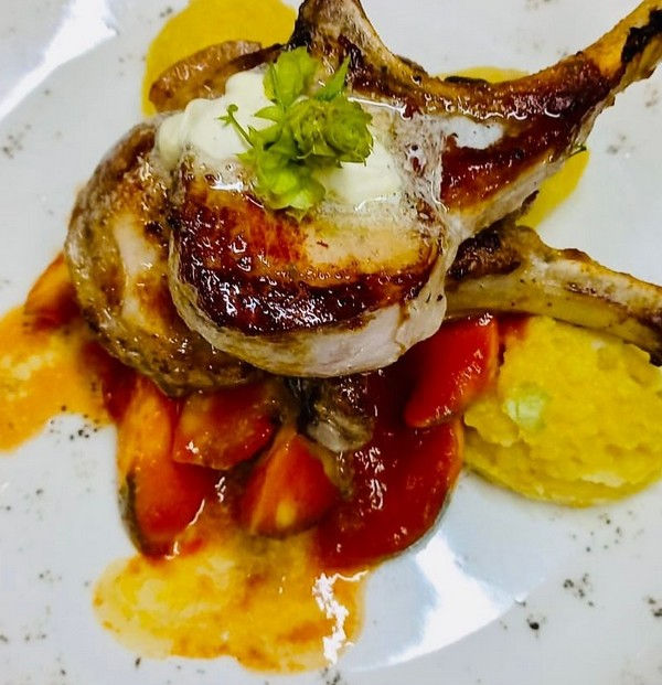 Spanferkel-Koteletts mit Zucchetti und Hopfenblütenbutter