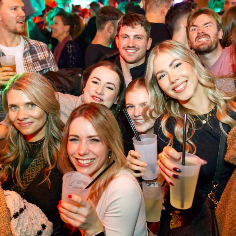 Hüttenzauber Dresden startet wieder durch – Après-Ski-Party bis ins neue Jahr