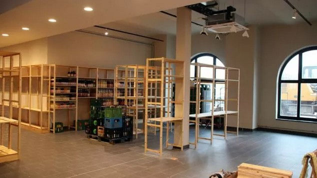 Aktuell werden die Regale aufgebaut und dann befüllt.