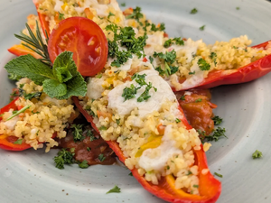 Vegane Spitzpaprika gefüllt mit Bulgur und frischem Gemüse, überbacke