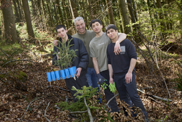 Pflanzaktion Gerd Kastenmeier und seine 3 Koch-Azubis. Foto Tobias Koch