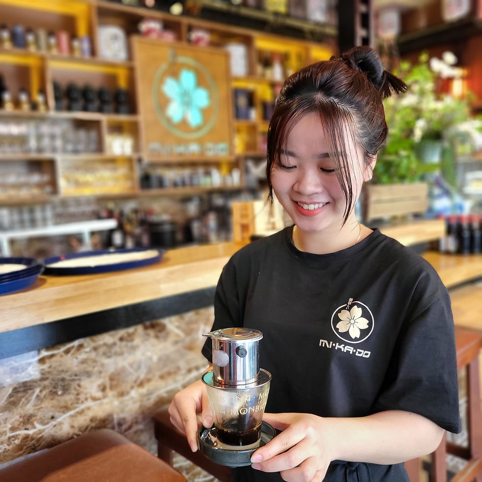 Eine Servicekraft serviert vietnamesischen kaffee