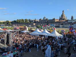 Stadtfest 2025 Neustädter Elbufer mit Blick hinüber zur Frauenkirche