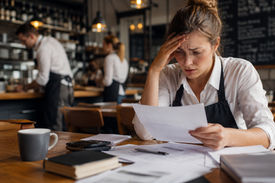 Gestresste Bedienung im Café