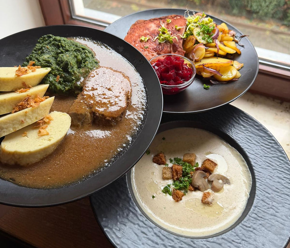 Champignoncremesuppe, Rindfleisch in Knoblauchsauce mit Spinat und Kartoffelknödel und Böhmischer Leberkäse mit Bratkartoffel