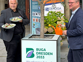 DEHOGA-Sachsen-Präsident Jens Dzurny und DEHOGA-Hauptgeschäftsführer Axel Klein (v. l.) stellen am Dresdner Altmarkt ein patentiertes, selbstbewässerndes Pflanzgefäß der Dresdner Marke heller green vor. Es soll Gastronomieflächen auch an heißen Tagen attraktiver machen und einen Beitrag zu mehr Aufenthaltsqualität in der Innenstadt leisten.