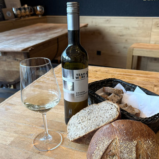 Grauburgunder und Buchweizenbrot mit Leinsaat