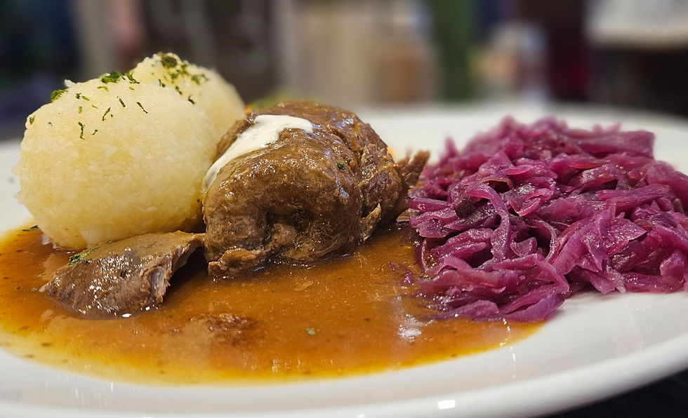 Roulade mit Rotkohl und Klößen – weich, aromatisch