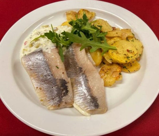 Matjesfilet "Hausfrauenart" mit Bratkartoffeln und hausgemachter Remoulade
