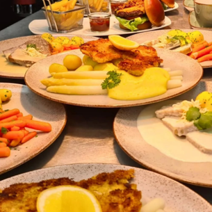 🌿 Highlight der Saison: Schnitzel mit frischem Spargel