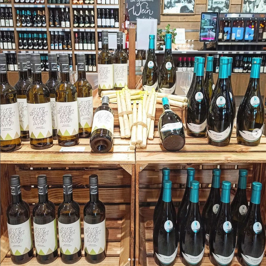 Den passenden Wein zum Spargel gibt's garantiert bei Flack's Getränkefeinkost!