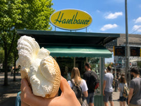 Eisgenuss an sonnigem Straßencafé von Haselbauer