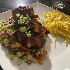 Schweinefleisch mit gebratenem Reis und Kohlsalat zubereitet von Dr. Voss!