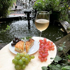 Omas Zwiebelkuchen mit Federweißer in Katy’s Garage schmecken lassen!