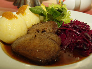 Hausgemachter Sauerbraten mit Rotkohl, Klößen und Semmelbutter