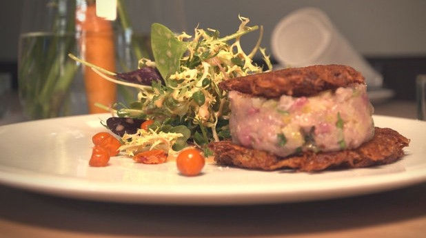 Topfgucker-TV - Tartar aus Karpfen in knusprigen Kartoffelpuffer an Vogelbeeren- Wildkräutersalat!