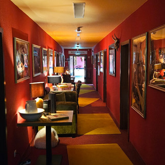 Viel Holz, warme Farben – und zahlreiche Anspielungen auf Western-Klassiker.