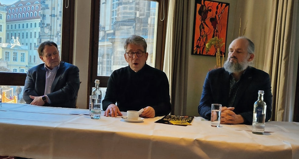 v.li. Hilton Hotel Dresden Direktor Martin Reich,"Jazztage"-Veranstalter Hendrik Meyer und Kilian Forster vom Dixieland Festival Dresden