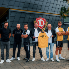 La Ola ZENTRALKÜCHE & urlaubensiemal werden Team-Partner - Rücken- & Ärmelpräsenz auf Trainingsbekleidung der Profis