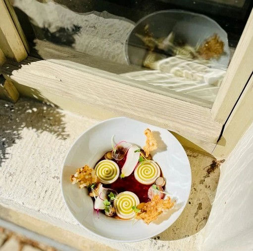 SANFT GERÖSTETE SCHALOTTEN mit bunten Radieschen & gestockter Sojamilch