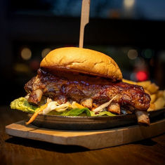 Hickory-BBQ-Taps-Smokehouse - Schon mal eine Kombination aus Burger x Ribs probiert?