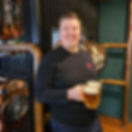 Josef Micek an der Tankbieranlage im Babicka im Rausch