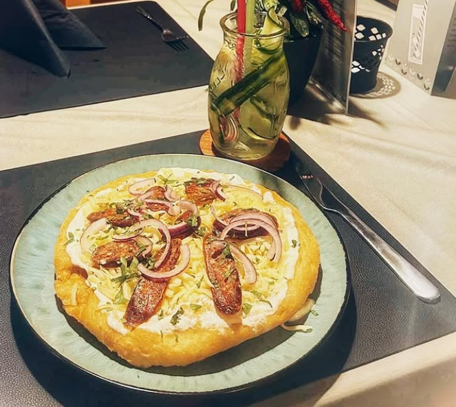 Heute ist Lángos-Tag bei Am Steiger! 🇭🇺 Ab 17:00 Uhr sind wir für euch da – mit himmlischem ungarischem Lángos und unserer à la carte Speisekarte. 🥰 Kommt vorbei und genießt einen gemütlichen Abend!