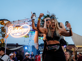 Radeberger dreht beim SonneMondSterne-Festival den Bass auf – Festivalbier baut Engagement deutlich aus