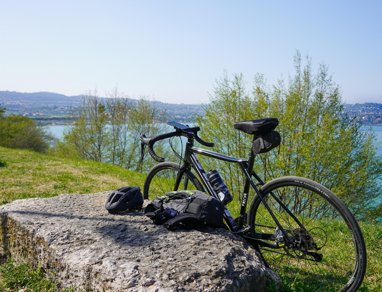Ein fahrrad lehnt an einem großen Stein.