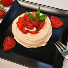 Baiser-Nest mit Erdbeeren aus dem Restaurant Kanzlei zum Abholen am Wochenende!