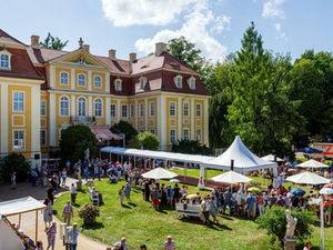 Textilien, Mode und Kunsthandwerk: Schloss Rammenau lädt zu den Internationalen Oberlausitzer Leinentagen