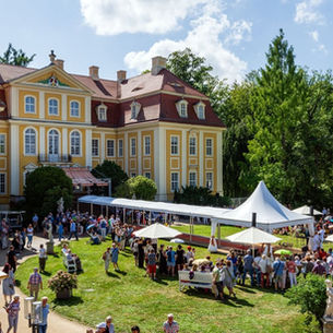 Textilien, Mode und Kunsthandwerk: Schloss Rammenau lädt zu den Internationalen Oberlausitzer Leinentagen