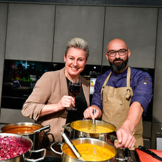 Ein logistisches Meisterstück - Zwei Dinnershows teilen sich eine Küche