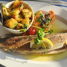 Forelle mit Bratkartoffel und beilage