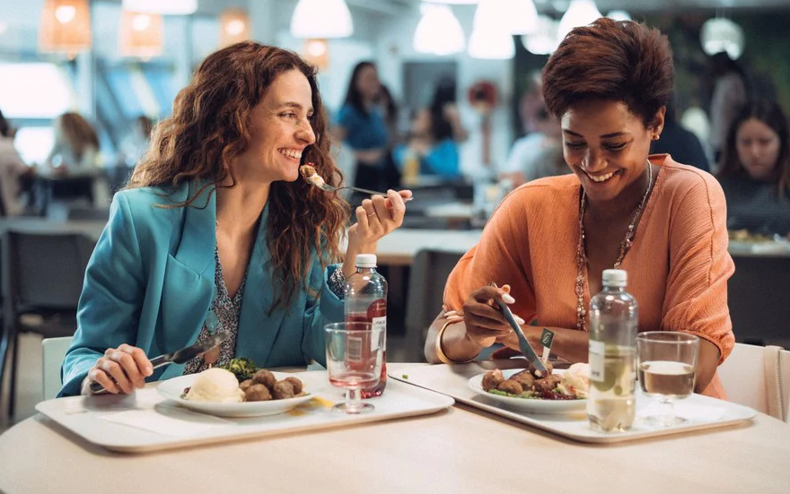 Zwei Frauen genießen das Essen in einem IKEA-Restaurant